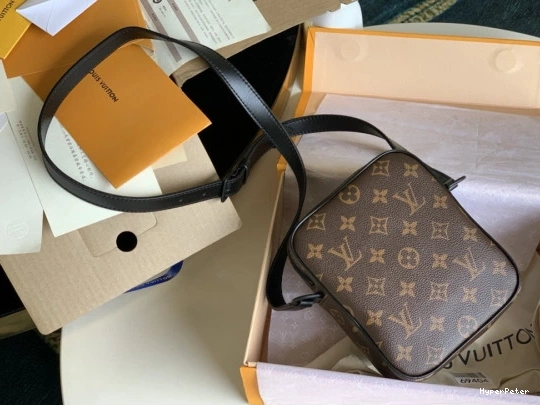 LOUIS Wallet VUITTON Wearable Christopher 0716